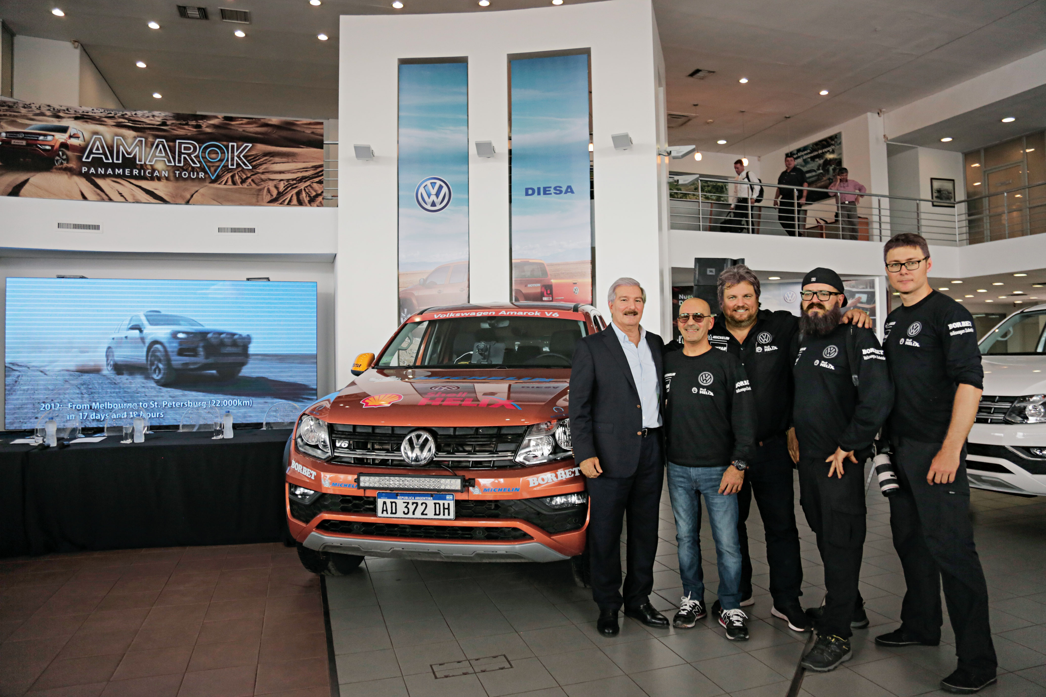 Los pilotos junto a Miguel Carrizosa presidente de Diesa, representante de Volkswagen en Paraguay.